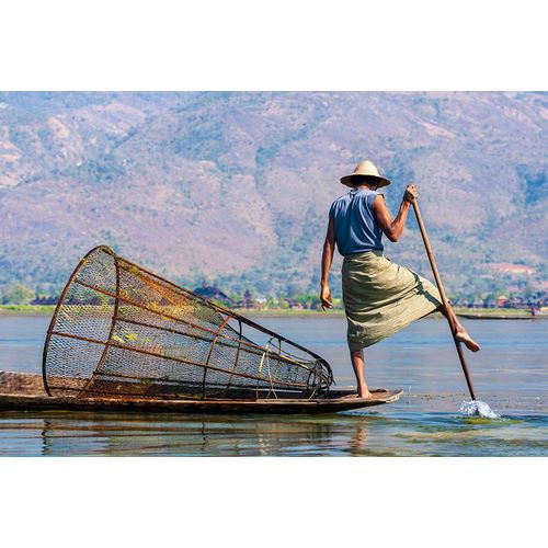Haseltine, Tom 아티스트의 Inlay Lake-Shan State-Myanmar-Fisherman balances between his canoe and pole작품입니다.